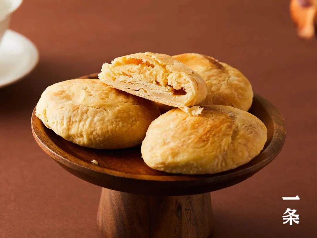 酥皮便簌簌地往下掉,吃的时候记得要用手在一旁托着~麦芽糖内馅经过减