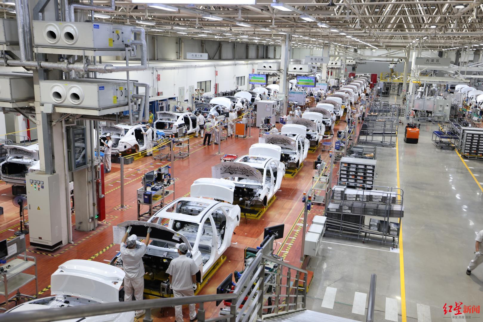 广州,广汽埃安新能源汽车生产车间.据视觉中国