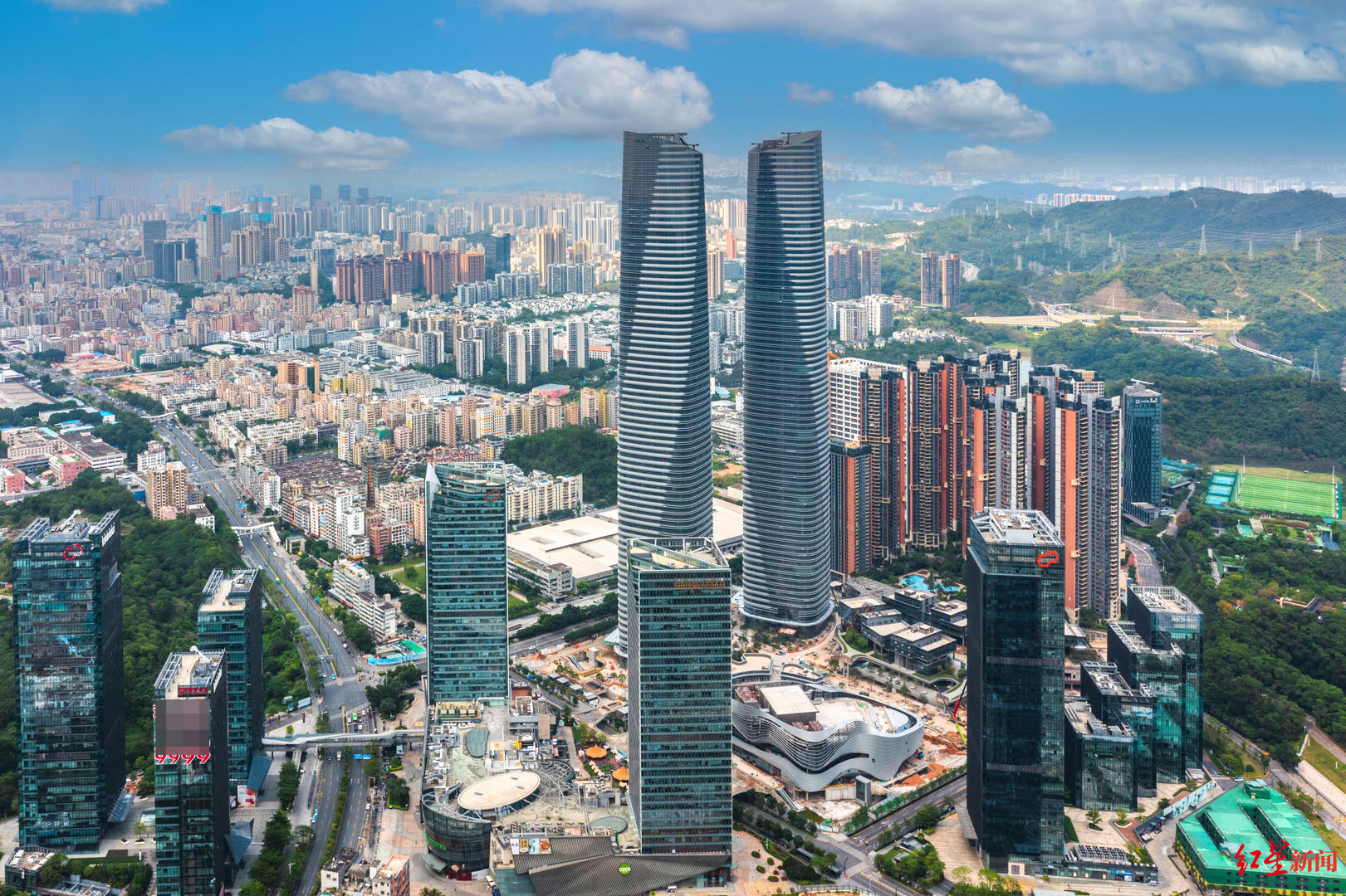 航拍蓝天白云下的深圳星河双子塔天际线风光.据视觉中国