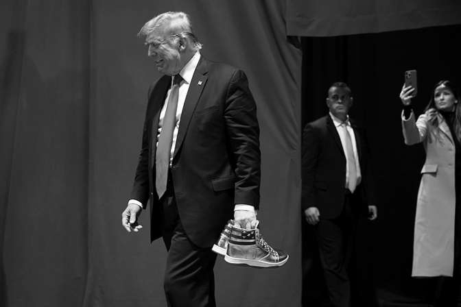 其中这款为高帮,金色,售卖网站将其命名为"永不言败".央视供图