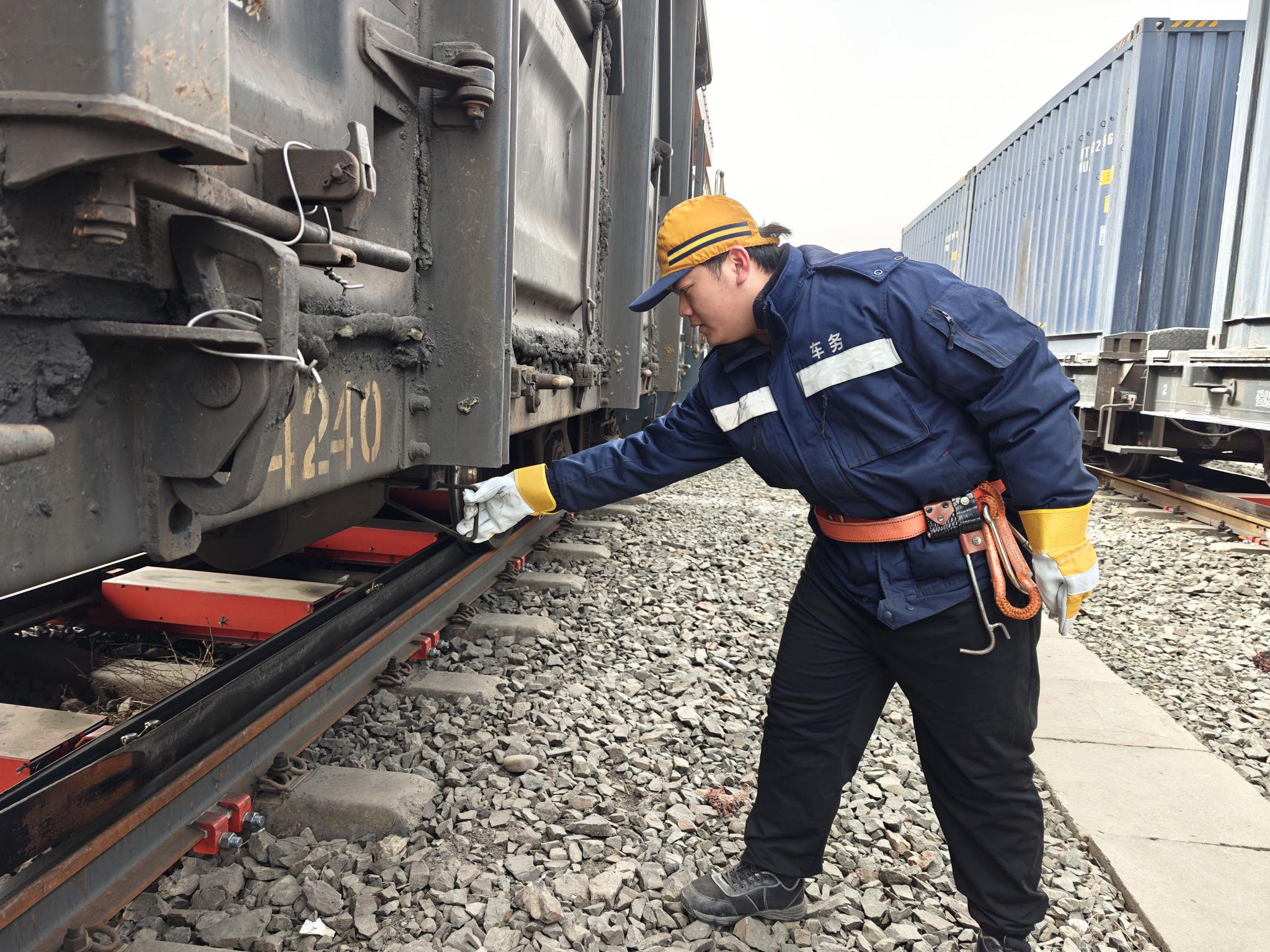 在中国铁路兰州局集团公司迎水桥车站的编组场里,22岁的韦东成在迎水