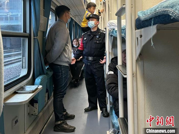 (新春走基层)t290特快列车上的乘警师徒:"一家不圆是为了万家圆"