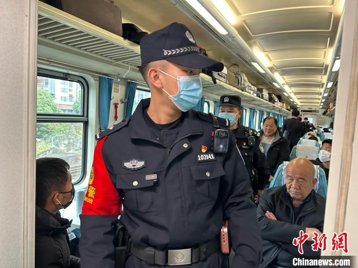 (新春走基层)t290特快列车上的乘警师徒:"一家不圆是为了万家圆"|列车