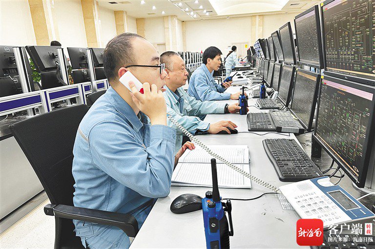 2月18日,海南炼化公司的工作人员在岗位上忙碌.曹海锋 刘海龙 摄