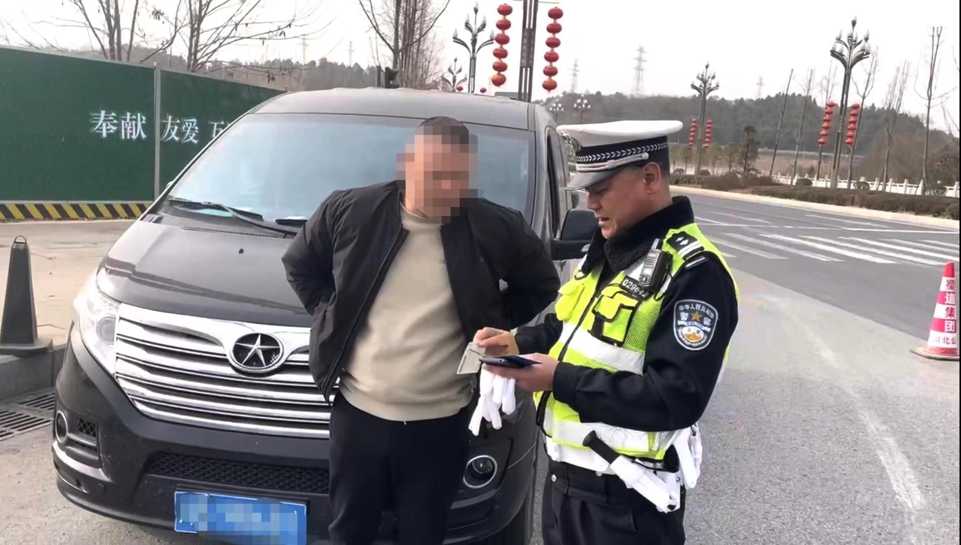 累计被记32分，男子驾驶证被暂扣仍开车上路：以为春节期间交警不会检查
