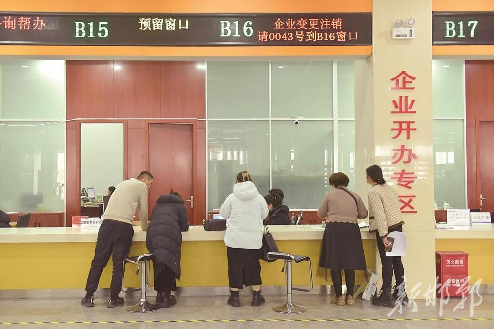 我来办理公司法人和地址的变更业务,将材料交到窗口,在实名认证后