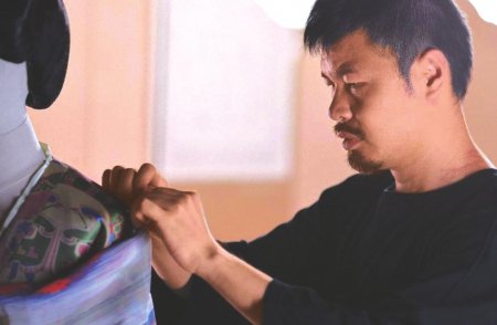 图据李沁工作室官方微博关晓彤身穿的明代服饰.