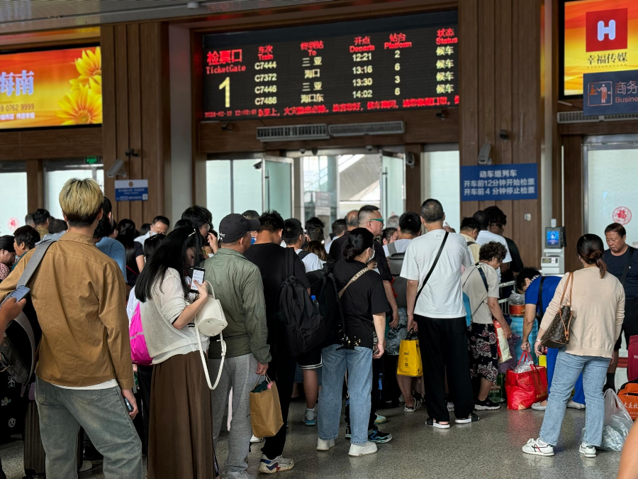 旅客检票进站.通讯员供图