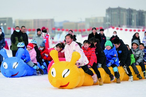 2月1日,小朋友在呼和浩特市东河冰场参与冰雪亲子趣味运动会.