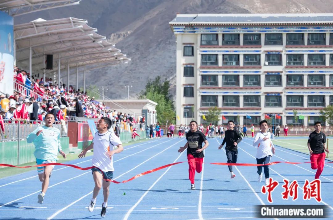 　　拉萨那曲第三高级中学校运会100米短跑比赛现场。这是一所在拉萨异地办学的寄宿制学校。贡嘎来松 摄