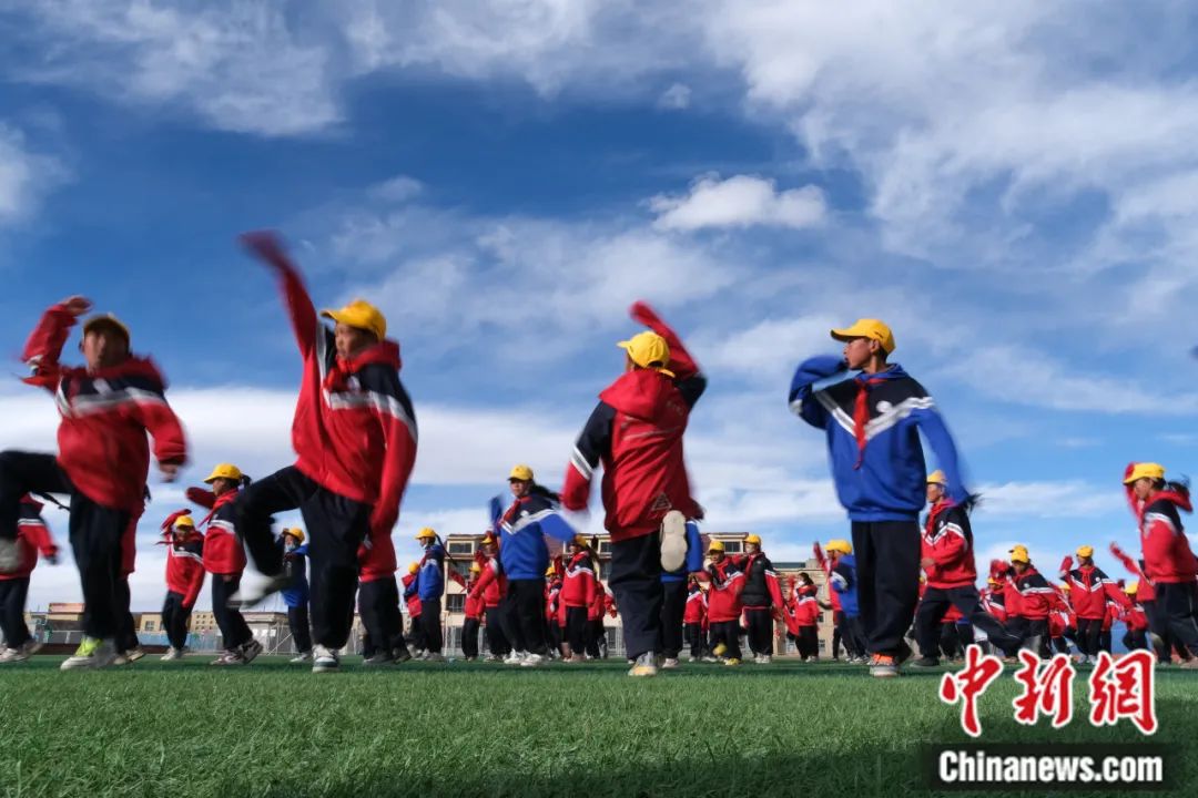 西藏班戈县中石化小学的孩子们在体育课上学习当地的传统舞蹈尼玛谐钦。江飞波摄