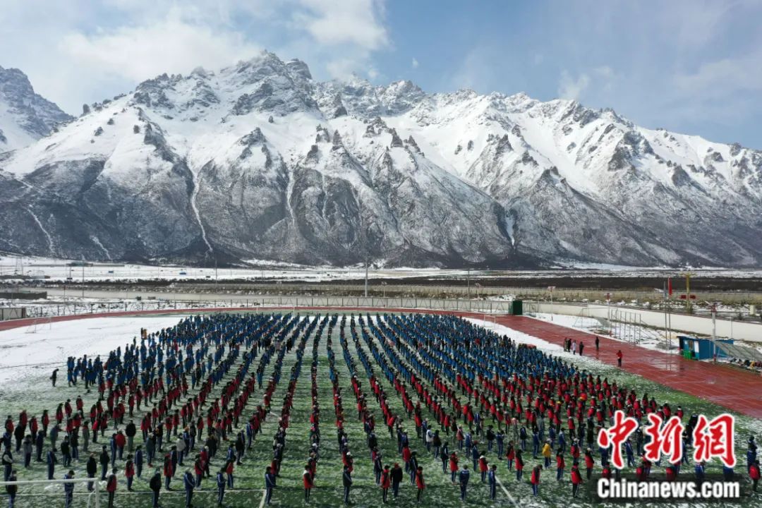 西藏嘉黎县中学学生在操场做操。贡嘎来松摄