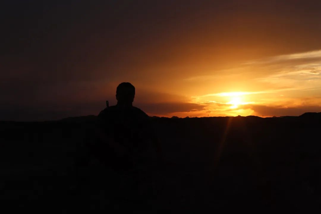 "父亲朝我摆摆手,缓缓骑上自行车离去.
