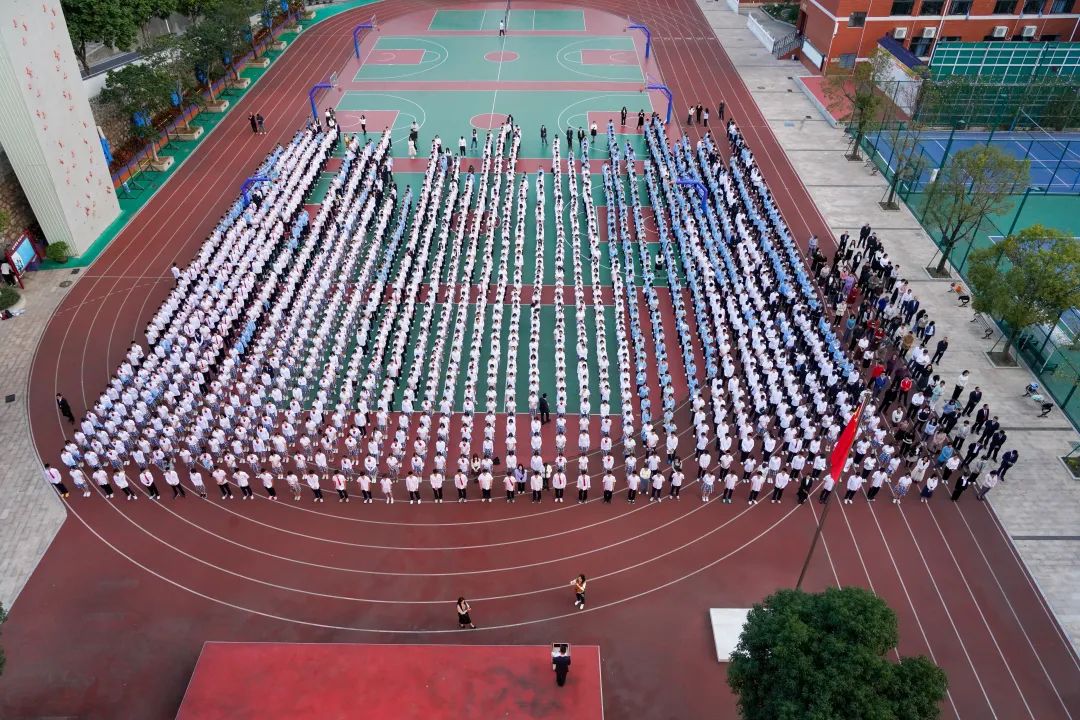 杨仙逸中学"开学第一课"开讲逾2000名师生齐聚操场参加全体师生朗诵