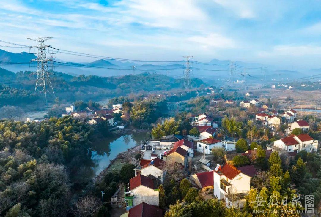 1月4日,芜湖市繁昌区孙村镇八分村,民居,山峦,树林等构成了一幅美丽的