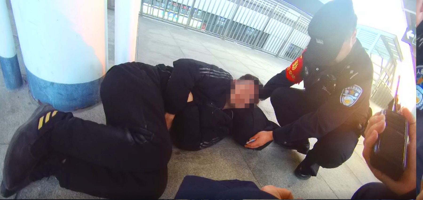 陕西洋县:旅客突发疾病 高铁站工作人员紧急救援_新浪财经_新浪网