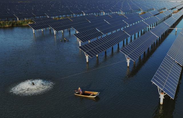 “渔光一体”现代渔业产业园，上层用于光伏发电，下层水面用于水产养殖，实现渔业养殖和绿色发电融合发展。新华社 杨世尧 摄