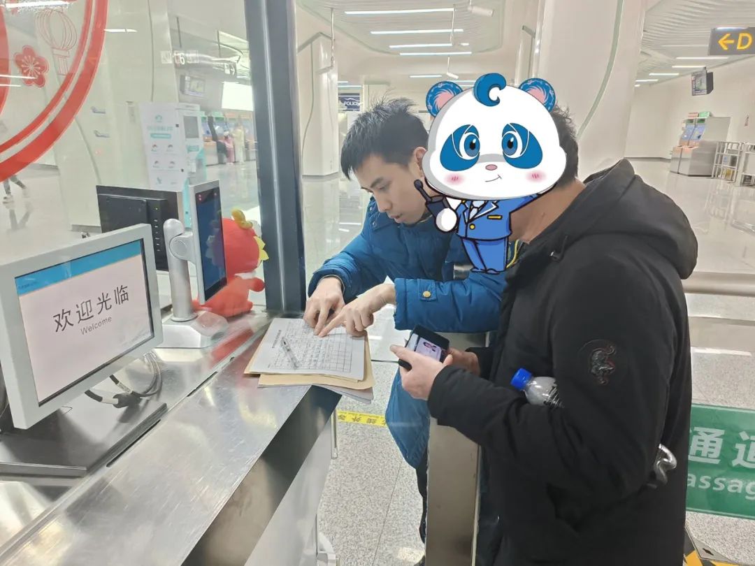 西华大道站将乘客遗失的身份证归还高崭珩的话不是一句空话地铁站内