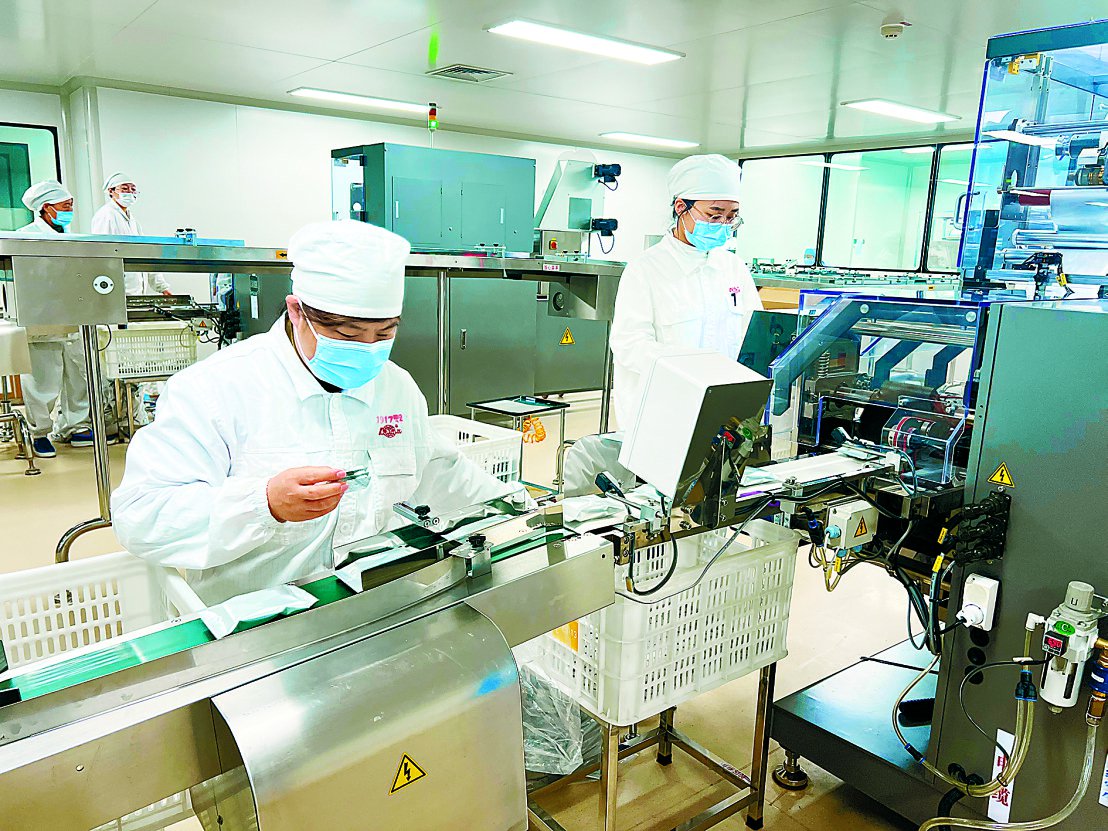 在鲁南制药集团股份有限公司的生产车间,员工在为保供而加班加点