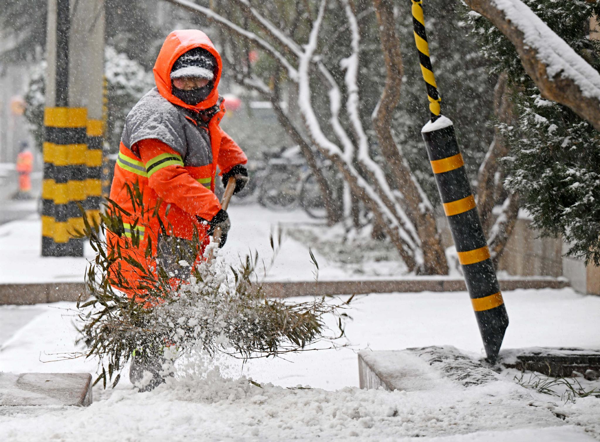 2月20日,石家庄市桥西区环卫工人清扫路面积雪,保证道路畅通和市民