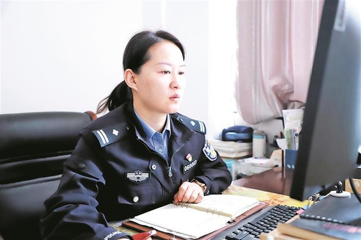 2月19日,杨薇在整理工作材料. 任斐斐 摄