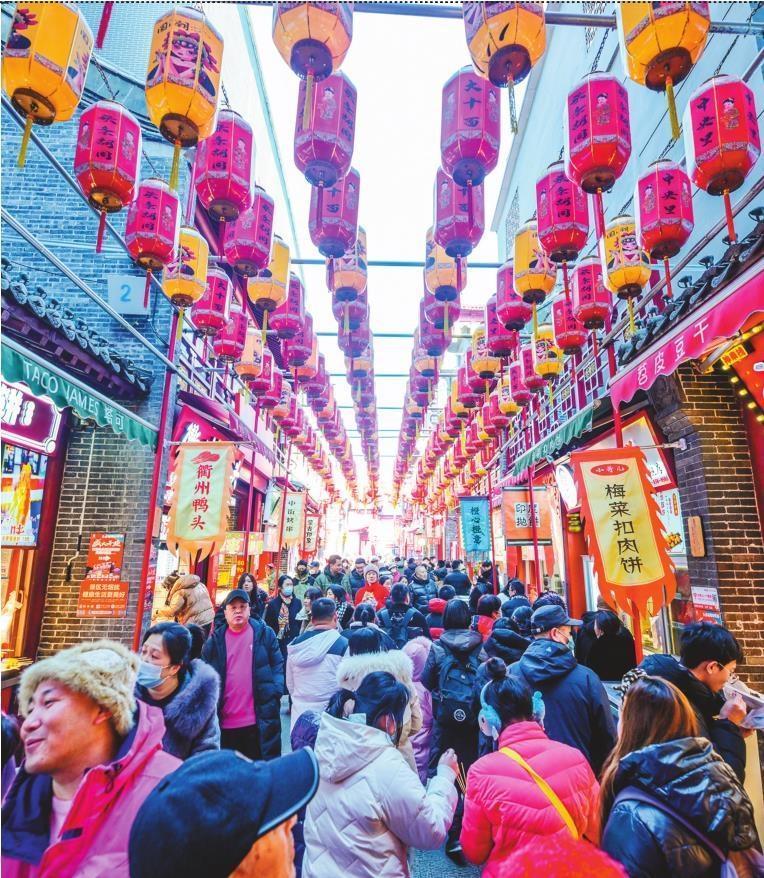 沈阳中街头条胡同里人潮涌动.