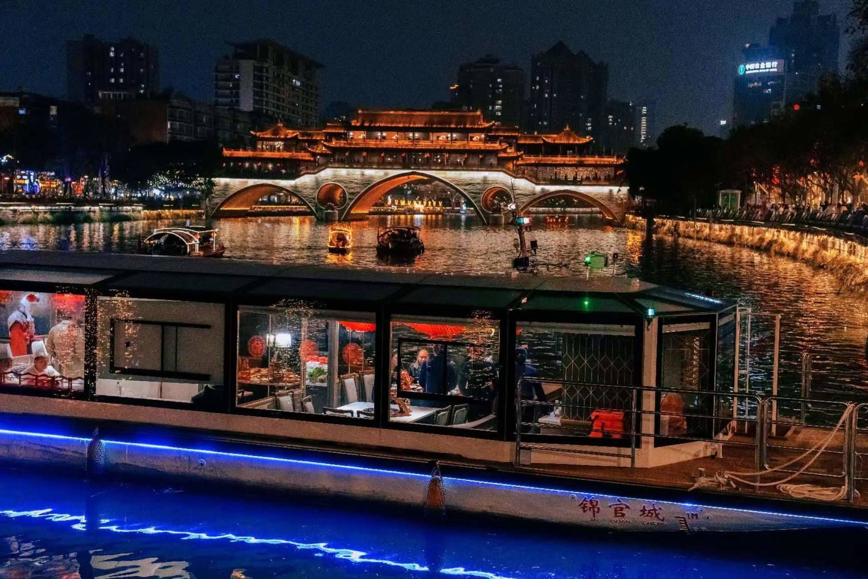 成都"夜游锦江"的火锅船.四川省航务海事管理事务中心供图