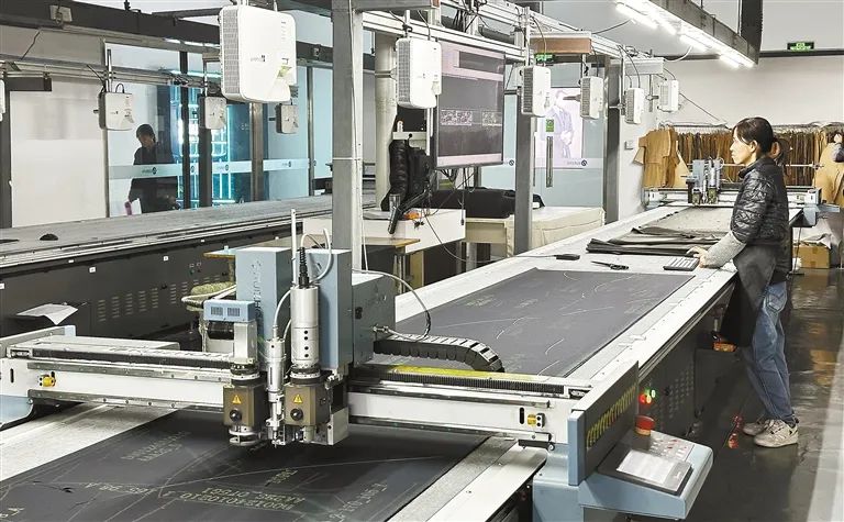 2月5日,在陕西咸阳杜克普服装有限公司智能制造生产车间,工人在自动
