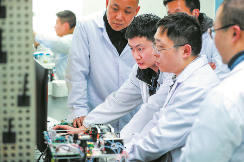 今是科技的科研人员正在对研发中的新型号基因测序仪器进行联调