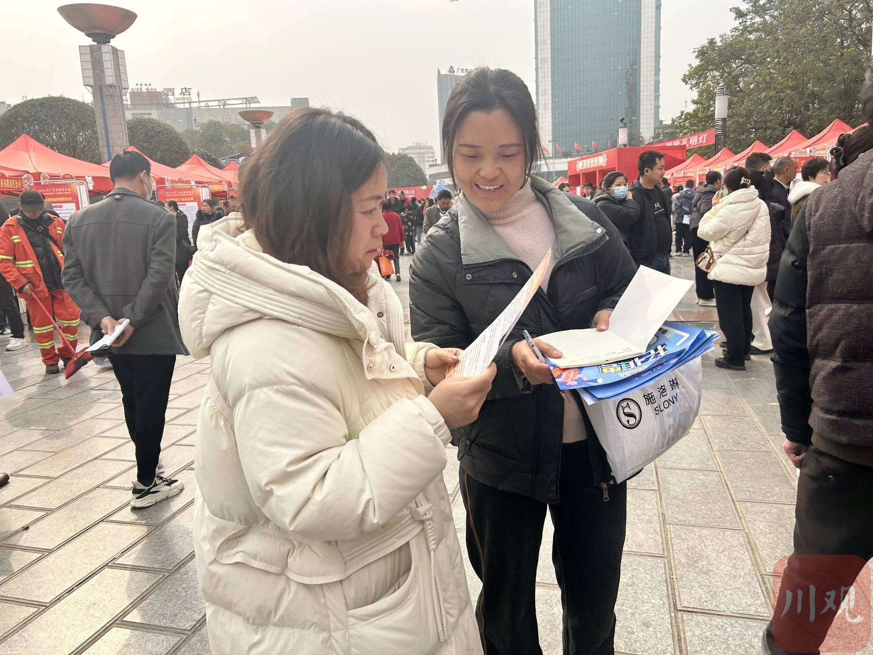 c视频|广安这场招聘会提供岗位2万余个 部分月薪超1.5万元|就业_新浪