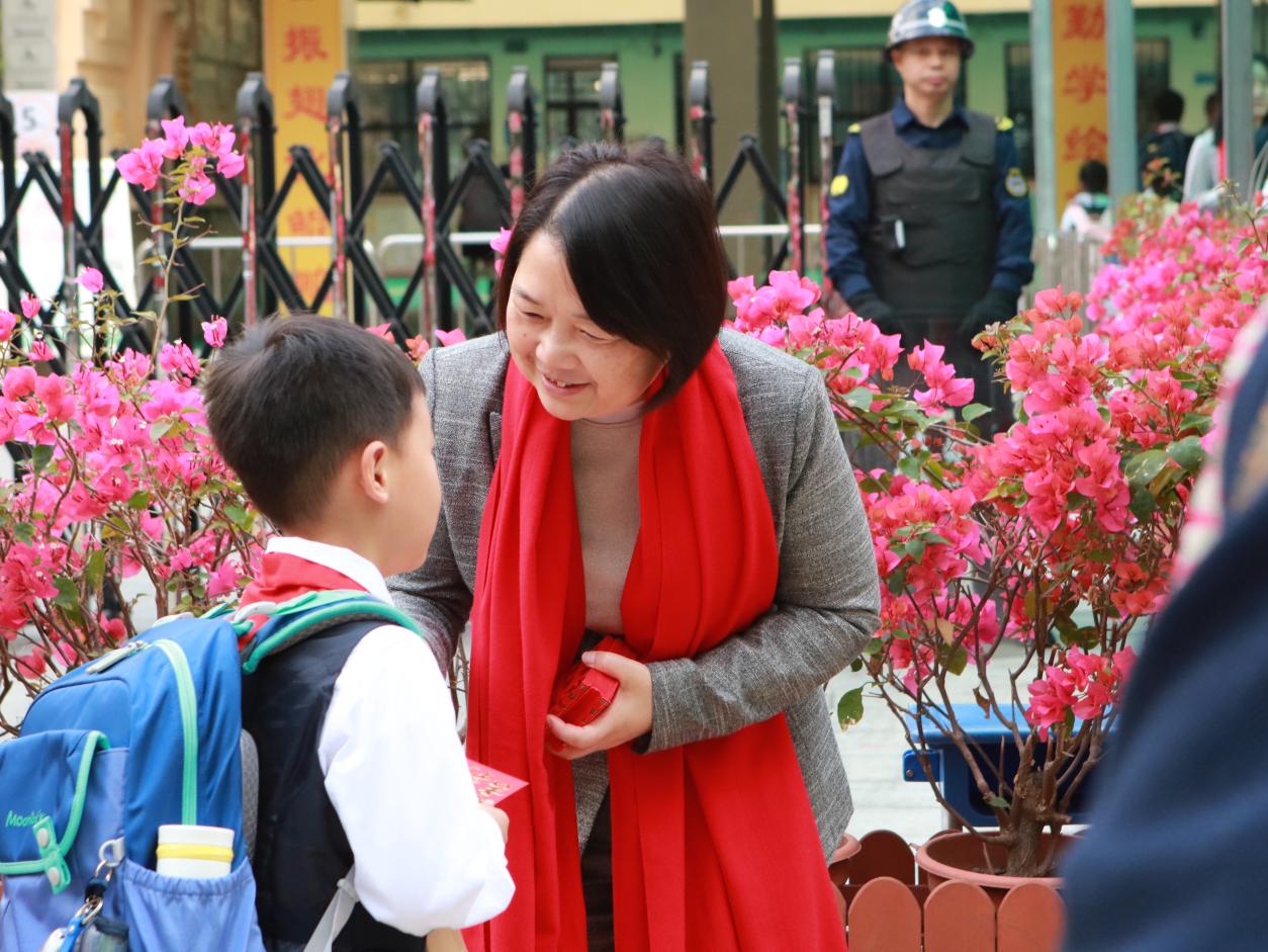 发"红包",折灯笼,舞龙表演……景鹏小学以龙年精神启航新学期|小学