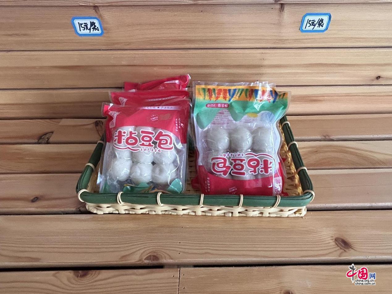 记者来到九连山村祥包福粘豆包厂,映入眼帘的就是展厅里鳞次栉比的粘