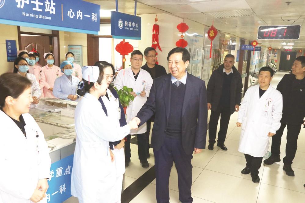 坚守在岗 细心呵护 为生命健康保驾护航