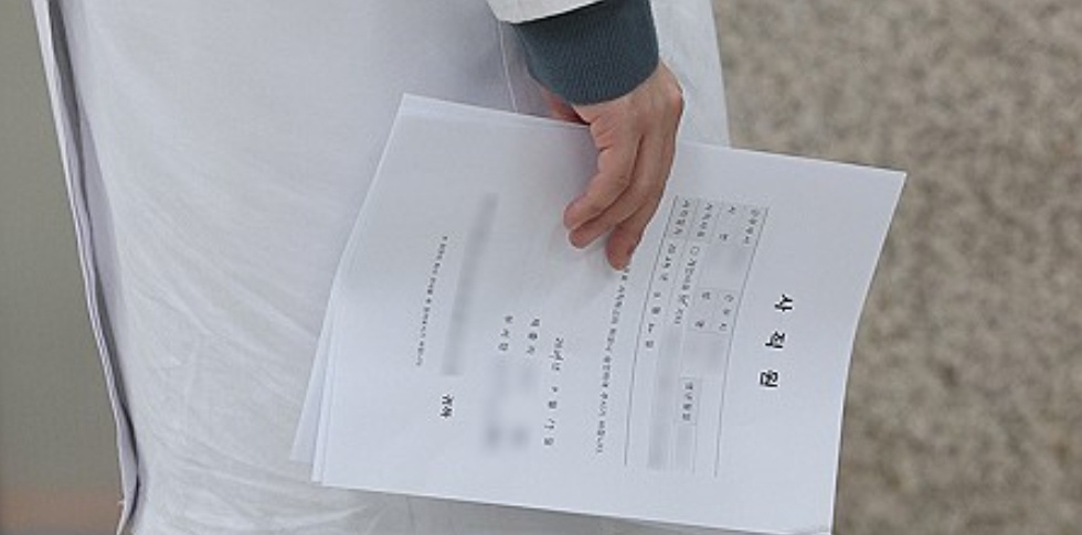 　　△2月19日，韩国一家医院的医生手持辞职报告。（图源：韩联社）