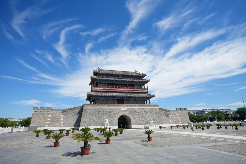 2022年8月16日拍摄的北京永定门城楼.当日北京天朗气清,蓝天白云.