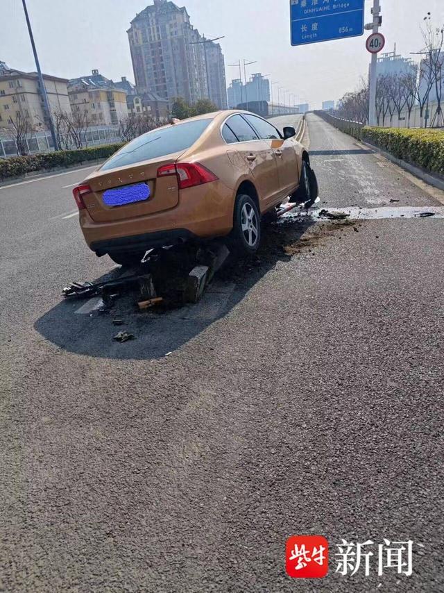 男子聊天开车分神,小轿车直接冲上隔离带|小轿车_新浪财经_新浪网