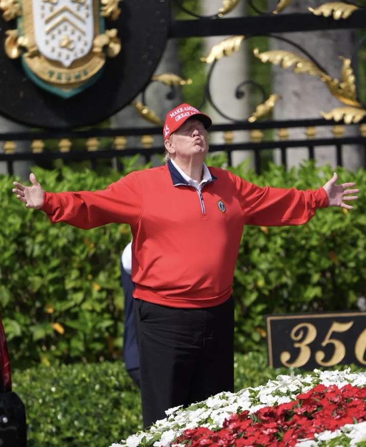 特朗普头戴写着标志性"让美国再次伟大"的帽子,看上去精神相当不错