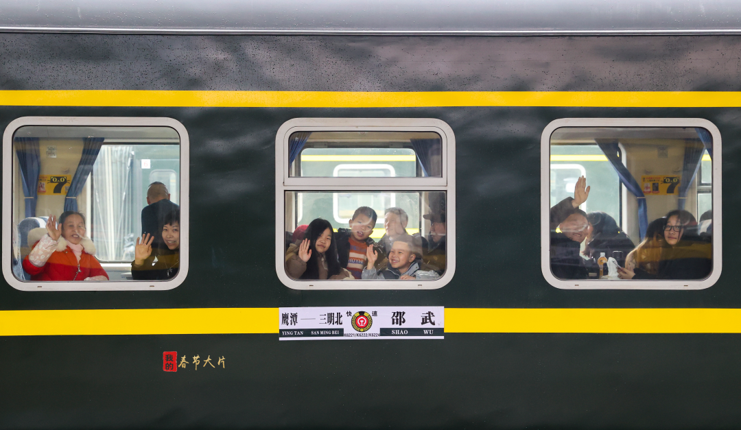 《温暖的"绿火车"》春节临近,驻扎在海拔4000多米雪域高原的南疆军区