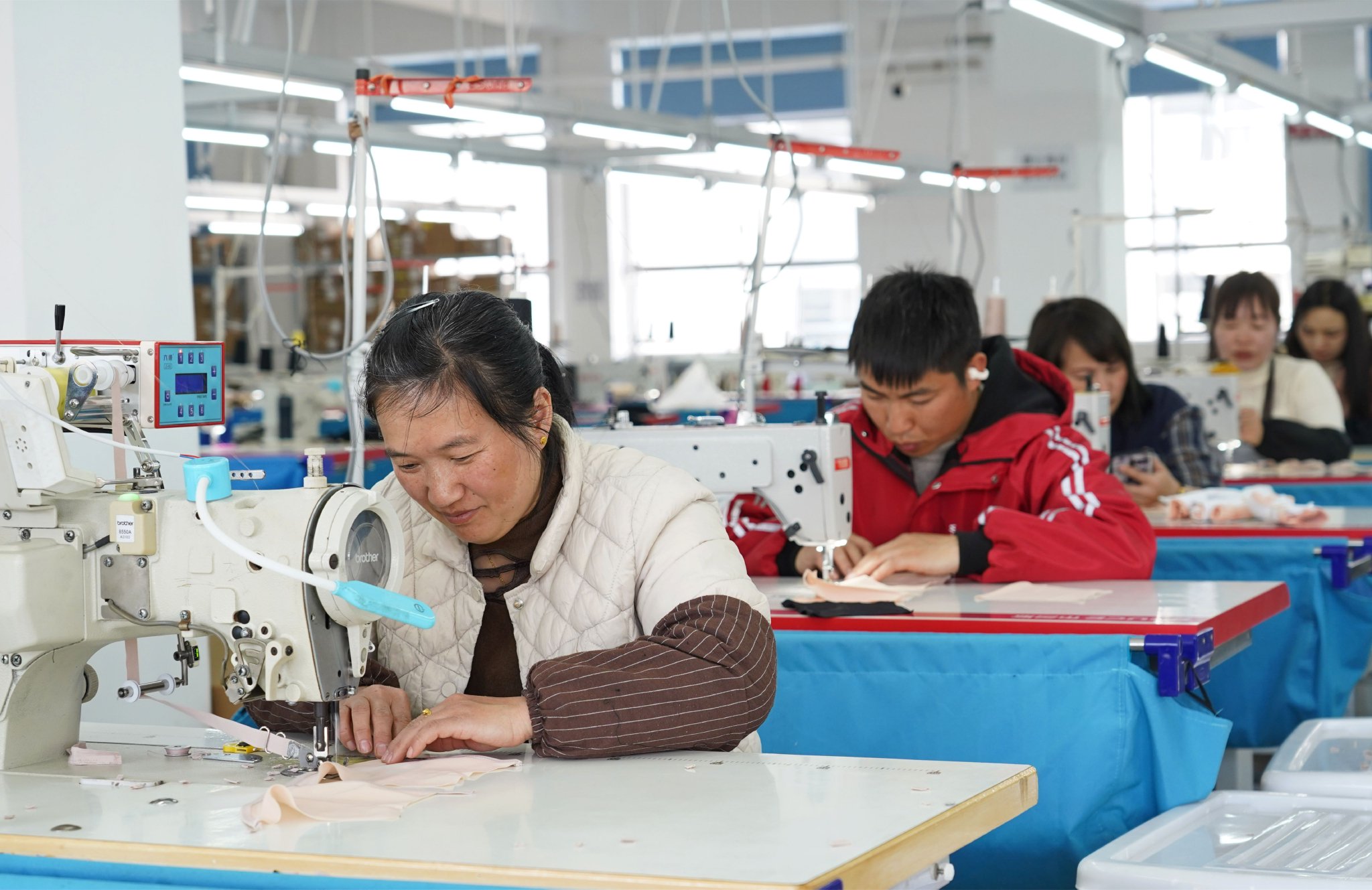 贵州博泽服装有限公司生产线. 杨英/摄