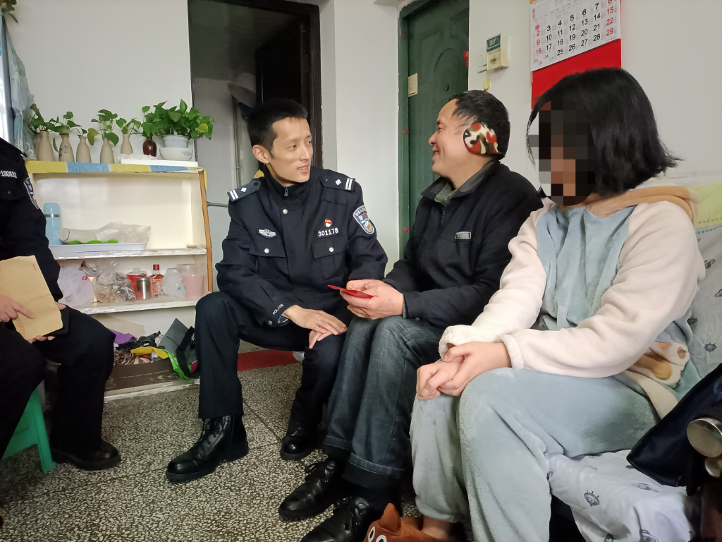 庞睿走访困难群众.渝中警方供图