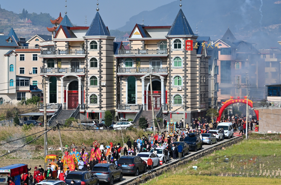 人们在福建省福州市长乐区玉田镇琅峰村参观,体验民俗活动"游神"