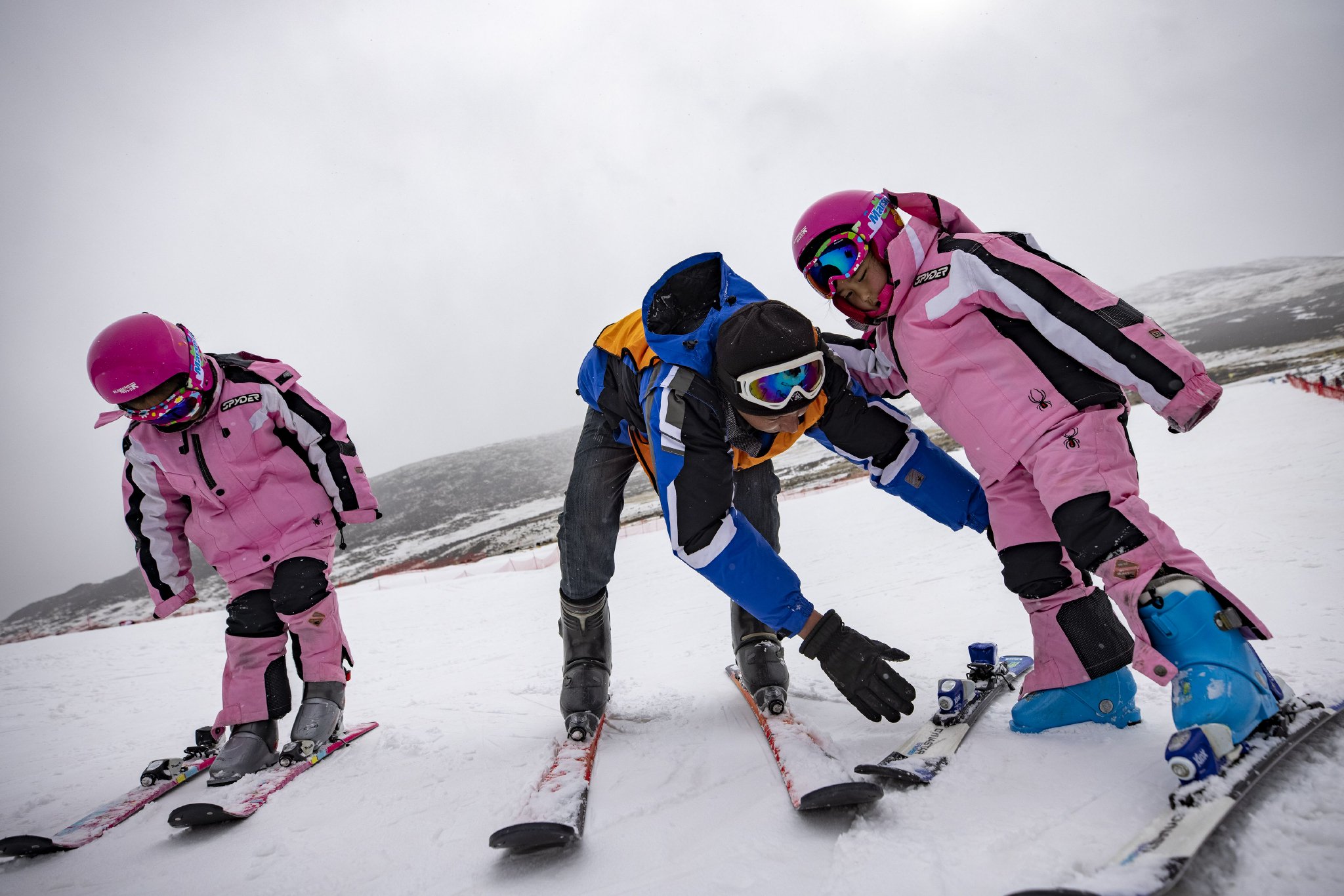 2024新年伊始,6岁的欧珠卓玛和4岁的平措卓玛在母亲阿旺曲珍的带领下