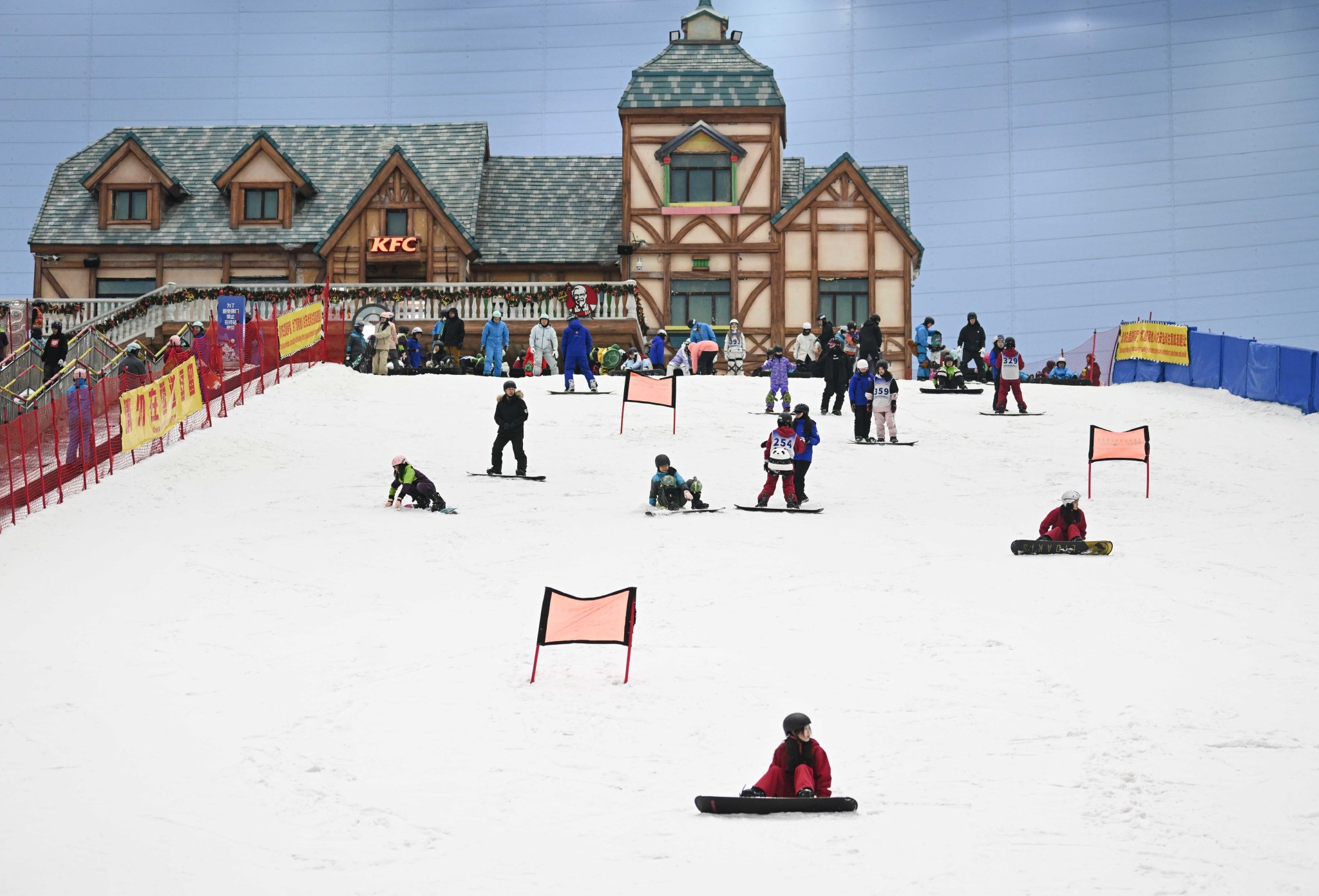 2024年1月26日,游客在广州热雪奇迹室内滑雪场滑雪.