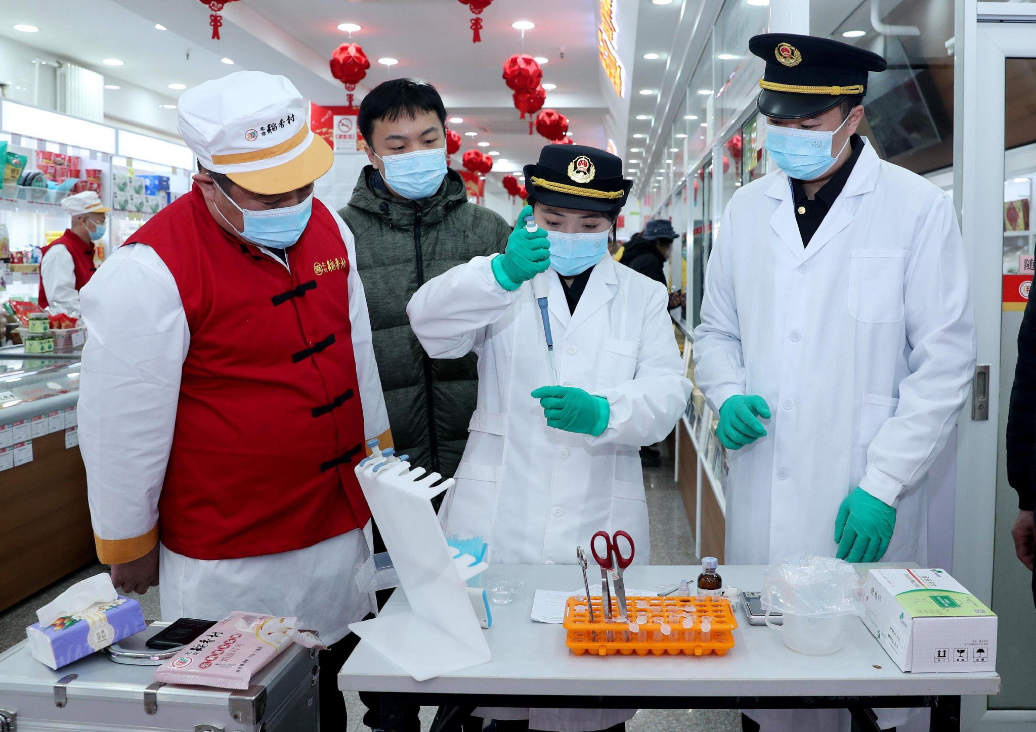 执法人员对不同口味的元宵汤圆现场进行快速检测.