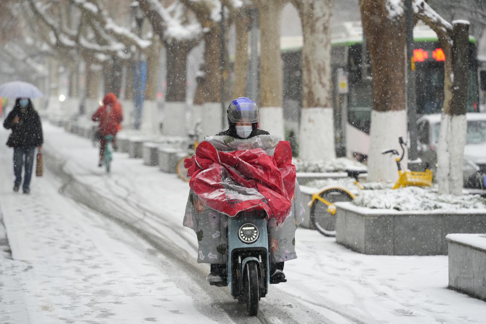 ▲2月21日，道路湿滑难行。西安地区出现的大部分冻雨天气，三环部分道路及个别高架桥，降雨后气温低容易产生冻雨天气。西安空气较为干燥，道路湿滑难行。主城区及周边县市部分地区均出现冻雨。由于路面结冰，图源/视觉中国