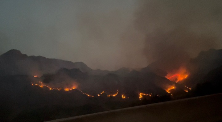 网友途经贵州高速s50惠兴高速路段拍到的山火画面&nbsp;来源:受访者