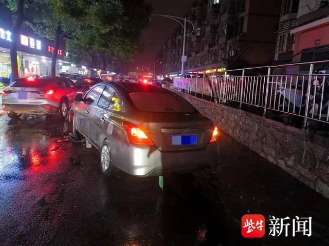 夜晚轻微车祸现场图片图片