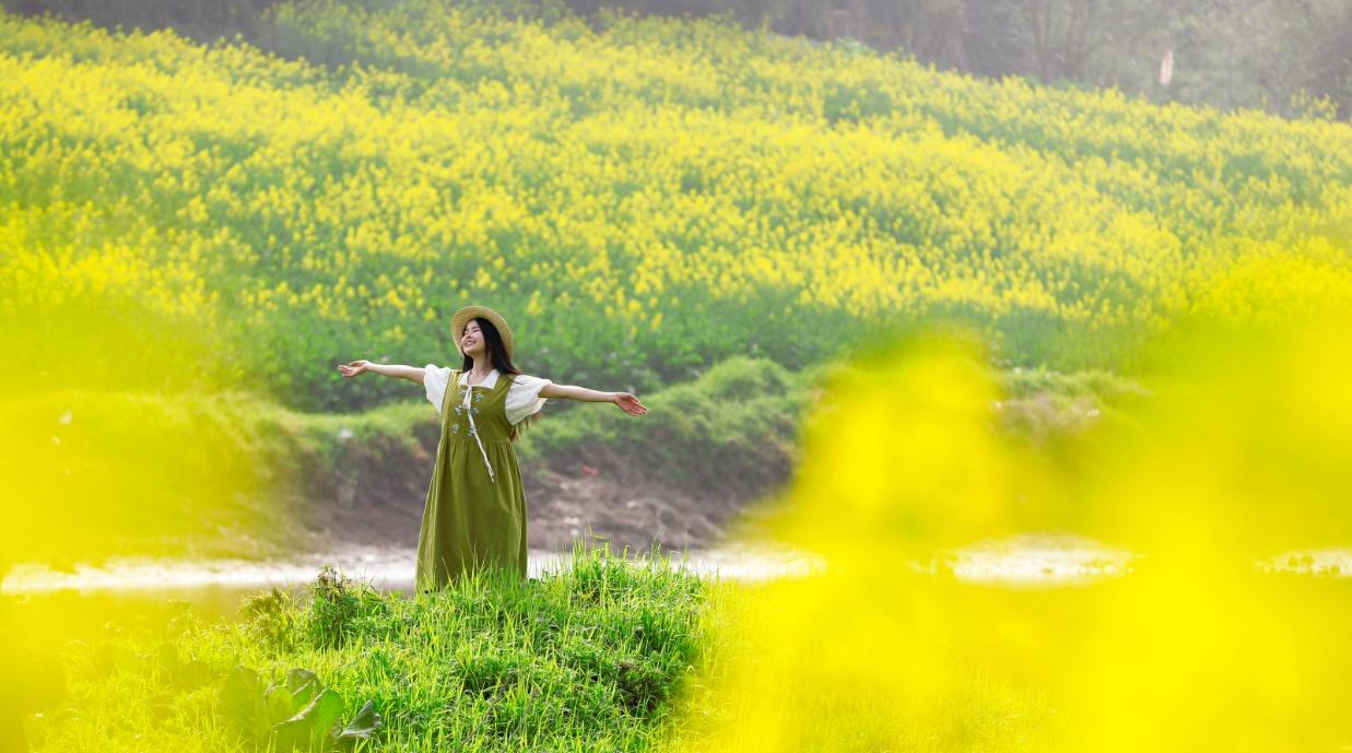 “船行水中如在画中！”宜宾江安长江边万亩油菜花开了，成游客踏春打卡点