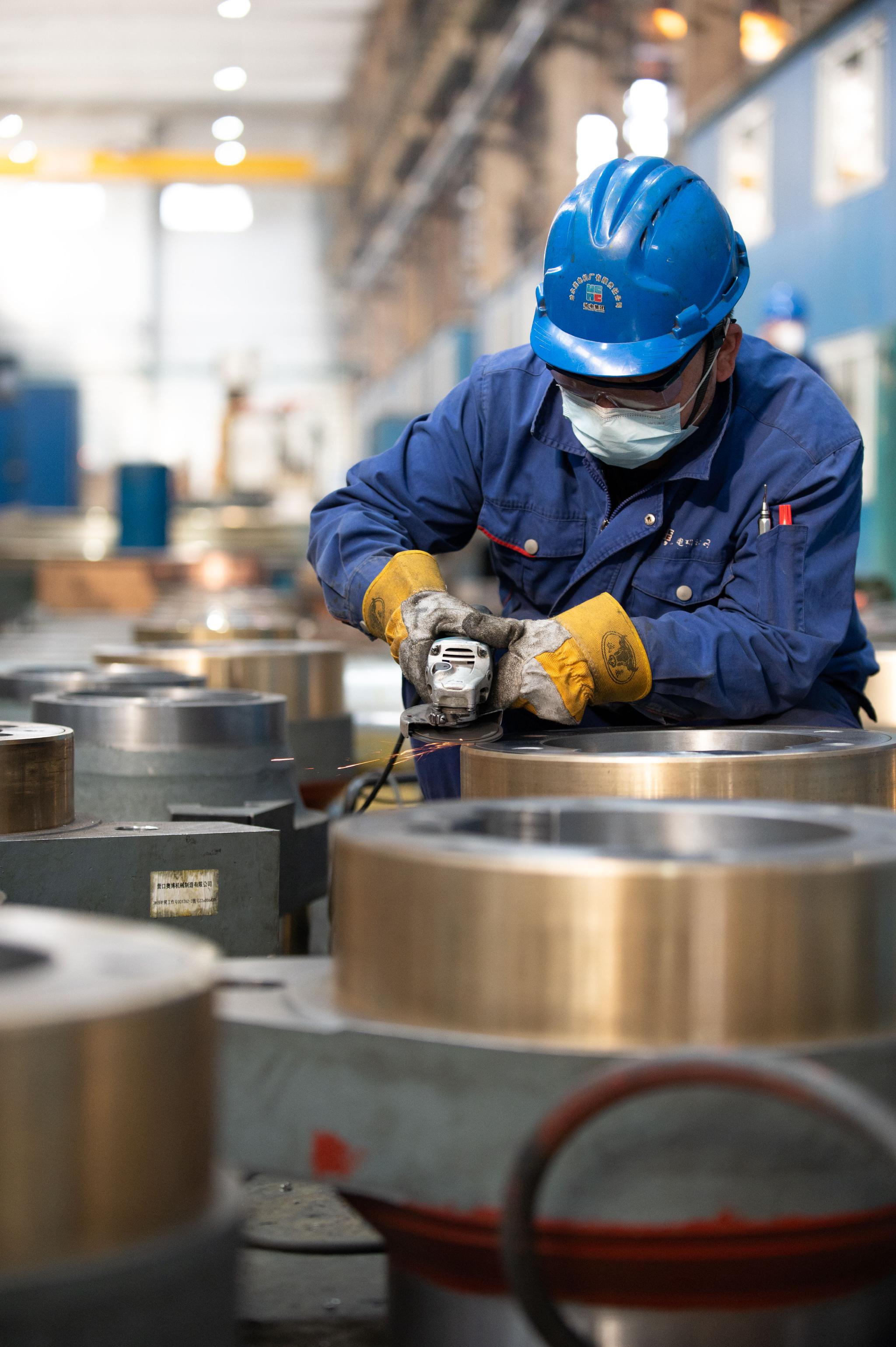 工人正在打磨零部件