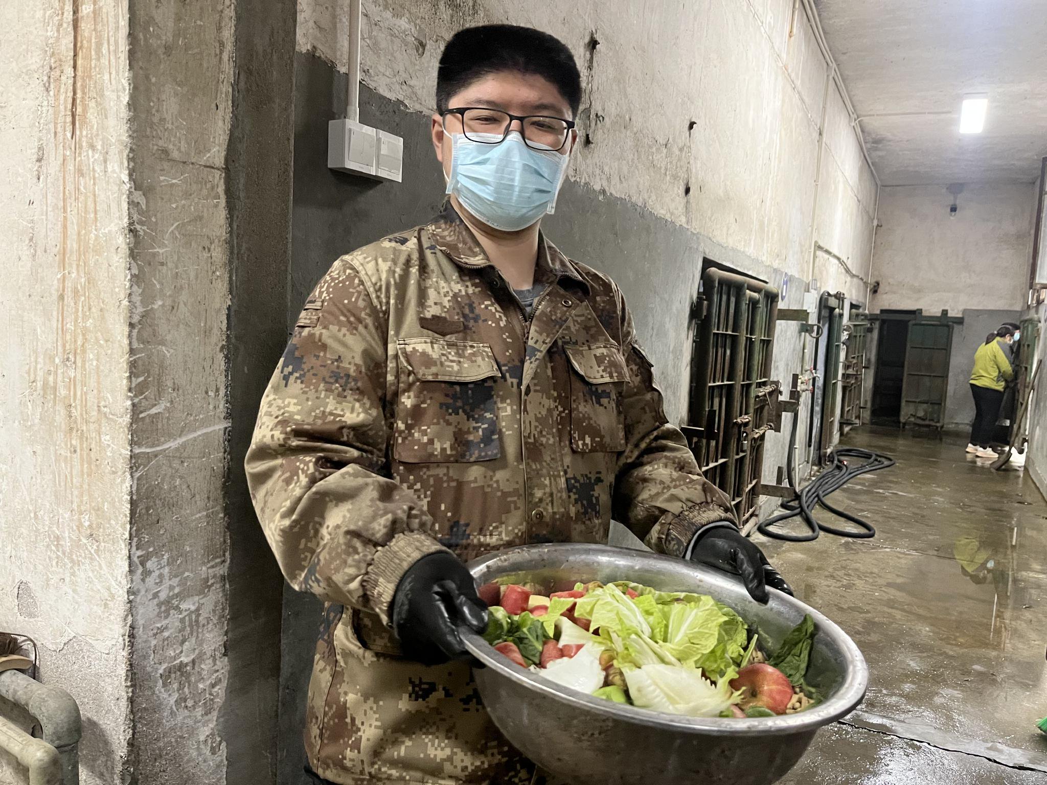 ▲饲养员为河马准备的部分餐食